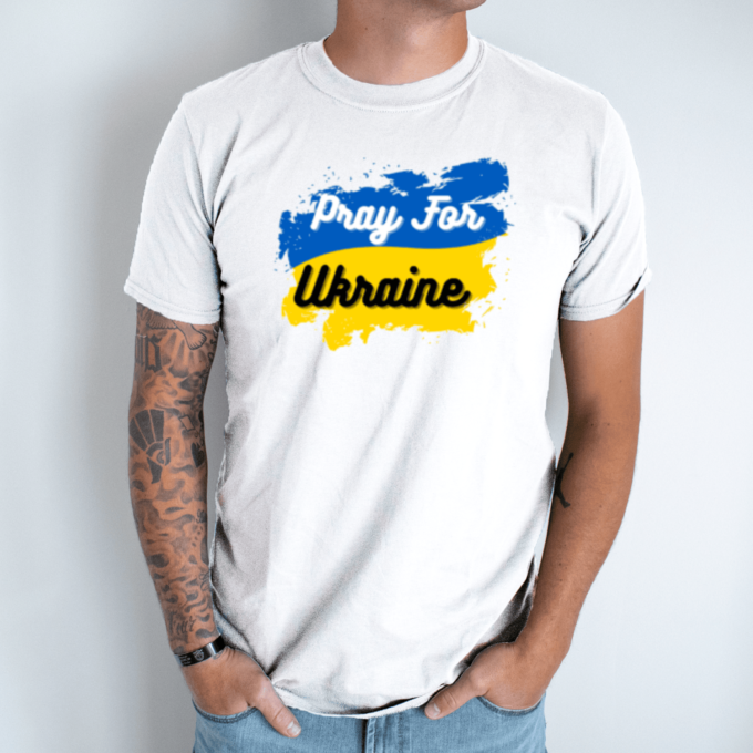 balta-vyriski-marskineliai-pray-for-ukraine-2