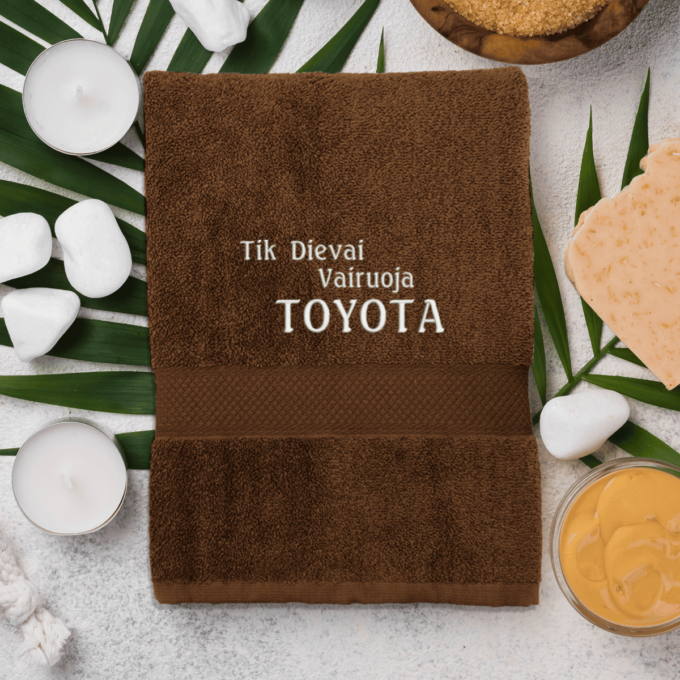 brown-ranksluostis-toyota