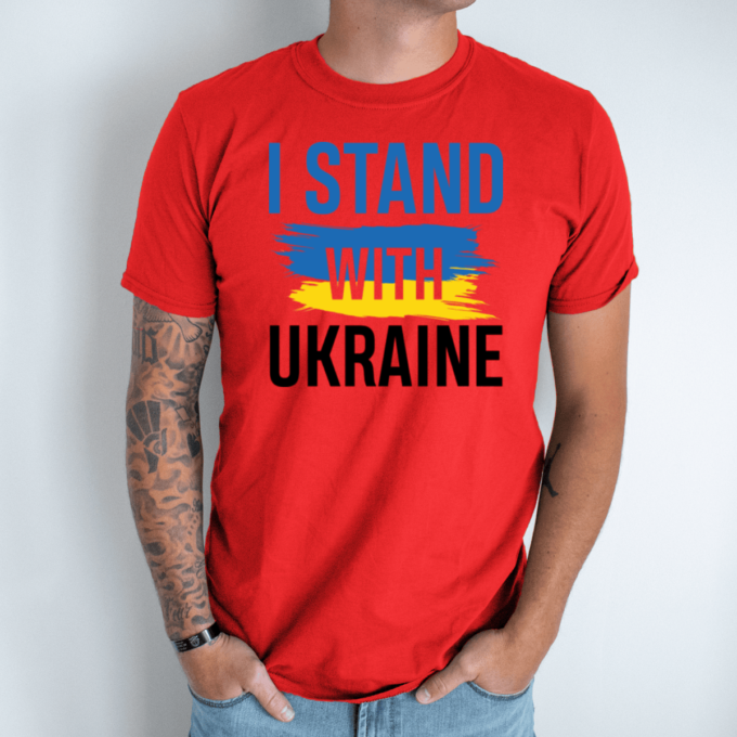raudona-vyriski-marskineliai-stand-with-ukraine