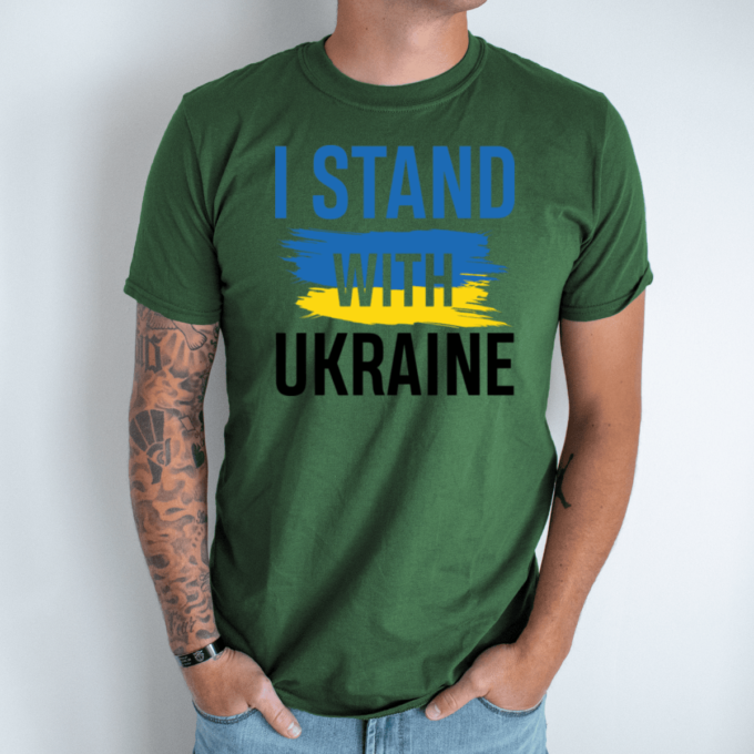 tamsiai-zalia-vyriski-marskineliai-stand-with-ukraine