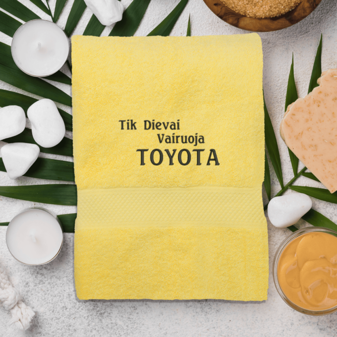 yellow-ranksluostis-toyota-2