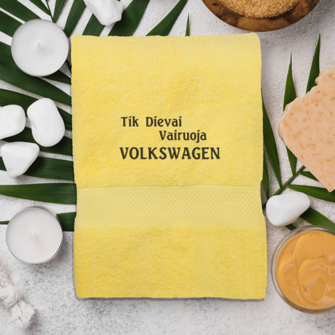 yellow-ranksluostis-wolkswagen-2