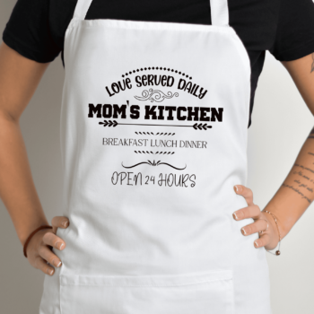 Balta prijuostė su spauda „Mom’s Kitchen“