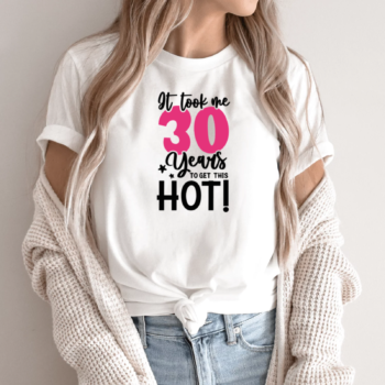 Unisex marškinėliai su spauda „30 Years to get this Hot“