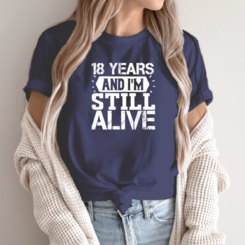 Unisex marškinėliai su spauda „18 and Still alive“