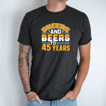 Unisex marškinėliai su spauda „Cheers and Beers to 45“