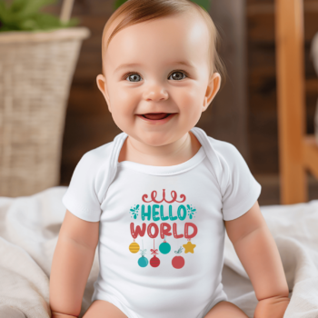 Vaikiškas bodžiukas su spauda „Hello World”