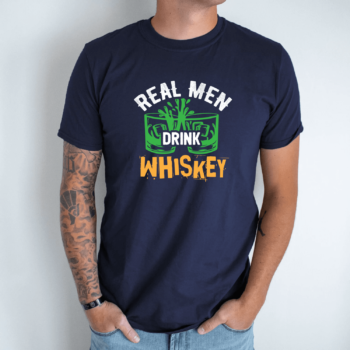 Unisex marškinėliai su spauda „Real men drink whiskey “