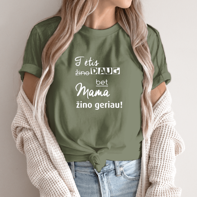 Unisex marškinėliai su spauda „Mama žino geriau“ - Image 3